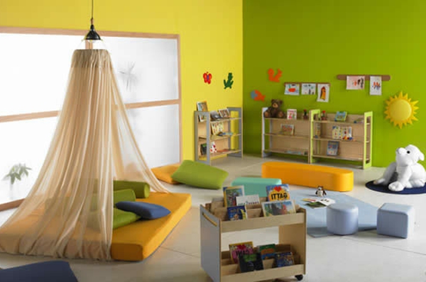 νηπιαγωγείο-εσωτερικό-πράσινο-και-κίτρινο-τοίχο-κρεβάτι-με-κουρτίνες
