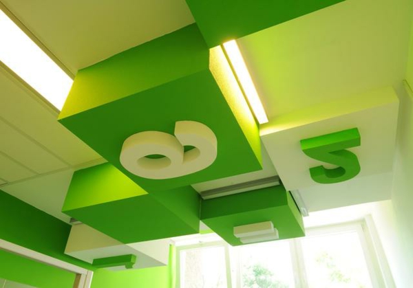 детска градина-интериор-зелени стая таван-с-номера