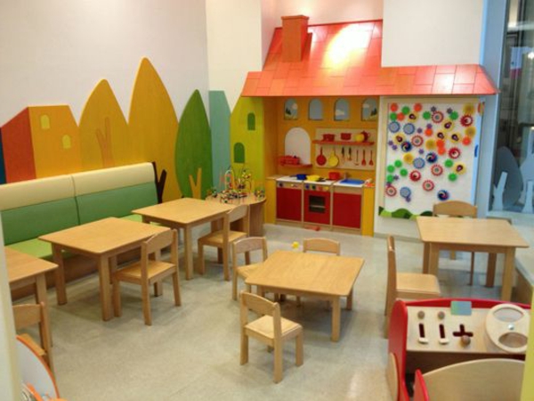детска градина-интериор-малки дървени маси-и-цветни стени