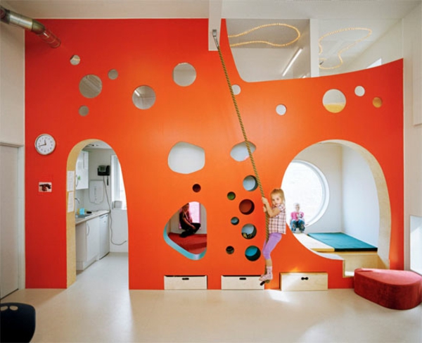 детска градина-интериор-червена стена за игра