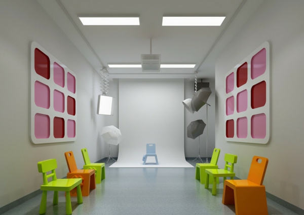 νηπιαγωγείο-εσωτερικό-απλό-γκρι-τοίχους-και-πολύχρωμες καρέκλες