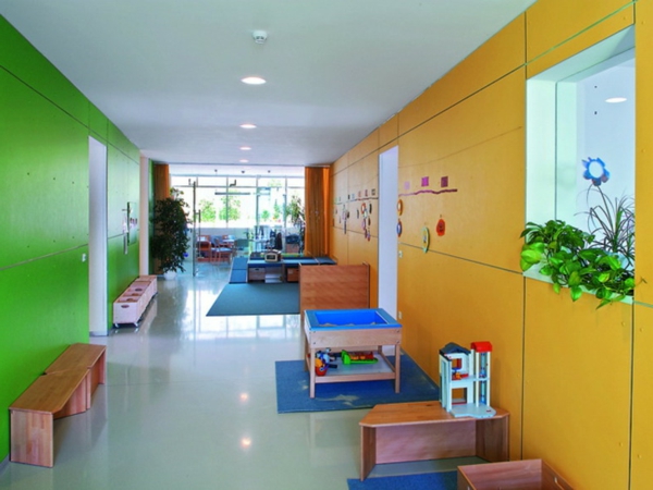 детска градина-интериор стени-в-зелено и жълто