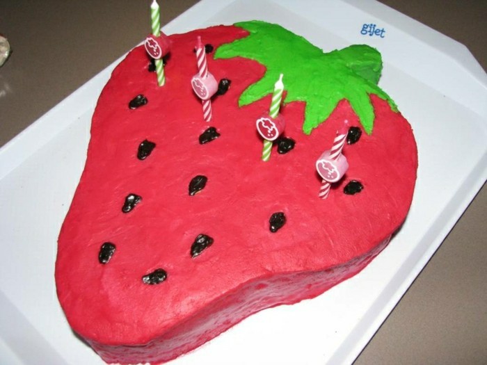 детски рожден ден торта-ягода-фигура и червен цвят