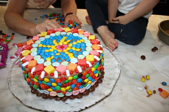 孩子的生日蛋糕五颜六色的小元素圆饼状