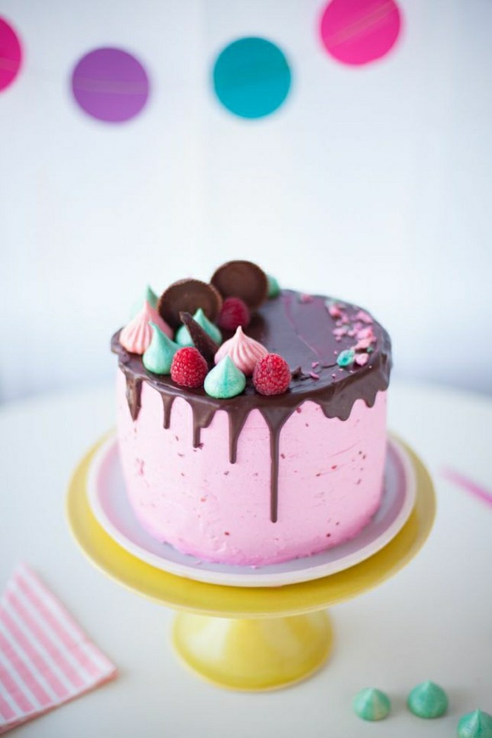 детски рожден ден торта-розово-кремави красиви цветни декорации