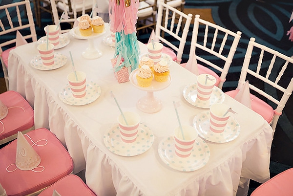 طاولة صغيرة وعناصر ديكو بلون وردي - حفلة للأطفال