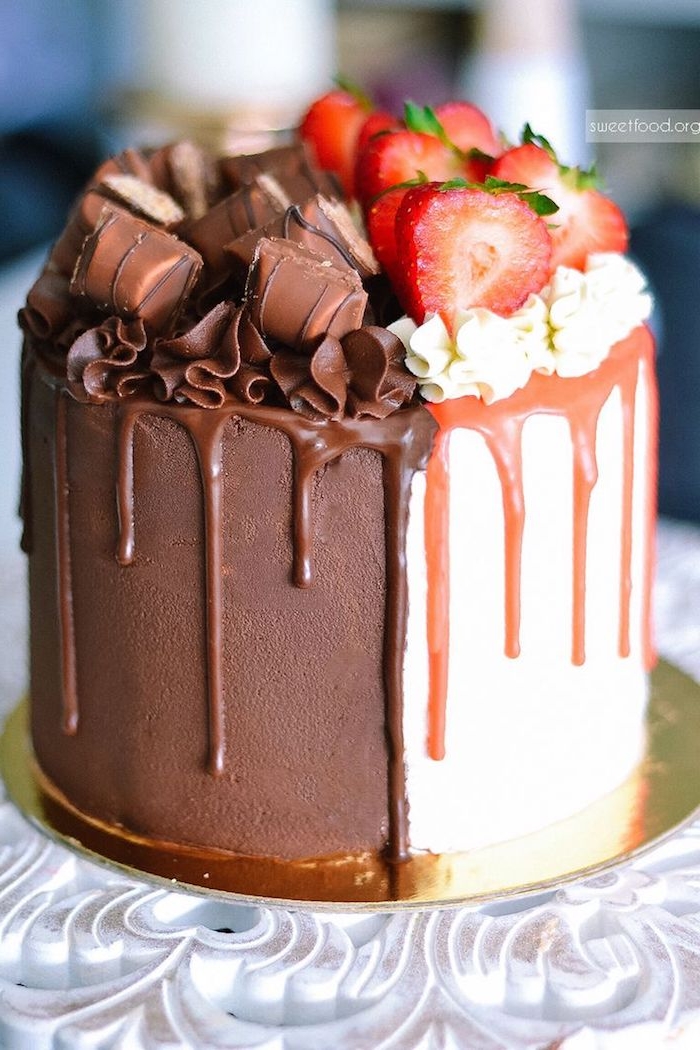 un gâteau avec deux visages - sombre et lumineux - gâteau au chocolat pour enfants