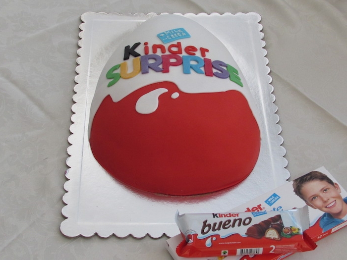 Παιδική κέικ με παιδικό λογότυπο σε ασημένια πλάκα