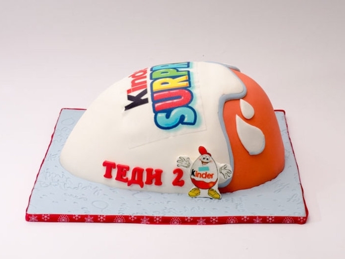 Dječje iznenađenje s logom u crvenom i bijelom i šarenim slovima - kolač od dječje čokolade