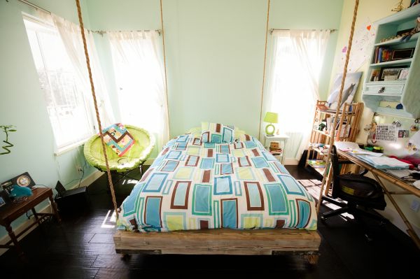 غرفة للأطفال مع سرير معلق - أغطية لحاف ملونة