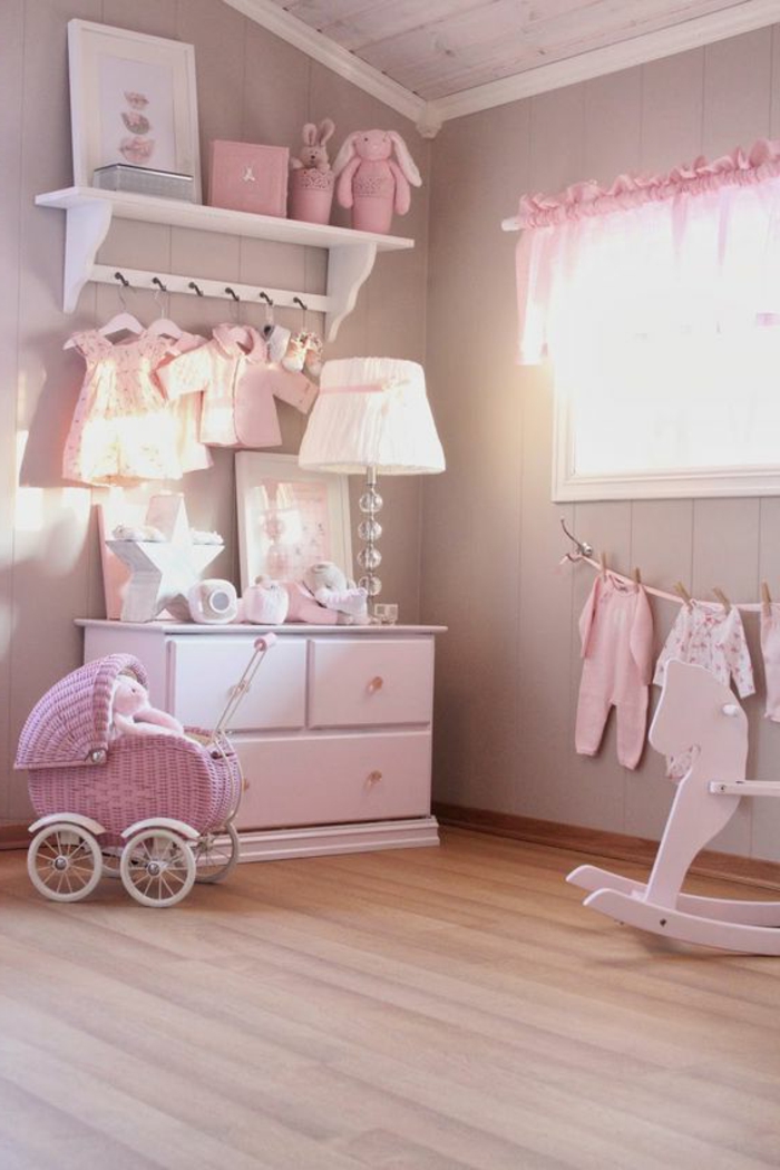 baba szoba dekoráció rózsaszín színes lámpa bölcsőde játékok kislány szekrény ruhák