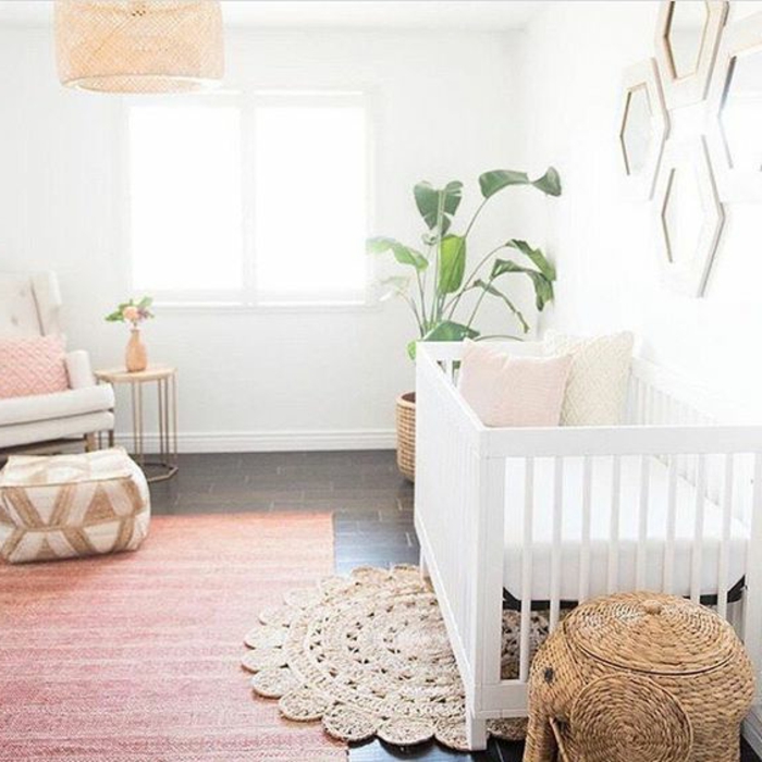 dječja soba ideja dizajn ideje za vrtić vrtić diskretno ukrašavanje bijele krevet ružičasta tepih