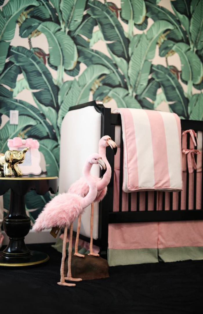 gyerekek szoba ötlet két rózsaszín flamingó töltött állatok díszek mellett az ágy zöld fal dekoráció