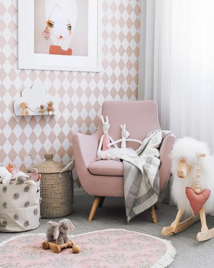 فكرة غرفة الأطفال كرسي وردية الوردي والعديد من الألعاب في غرفة الطفل محشوة الحيوانات وصور ديكور جدار