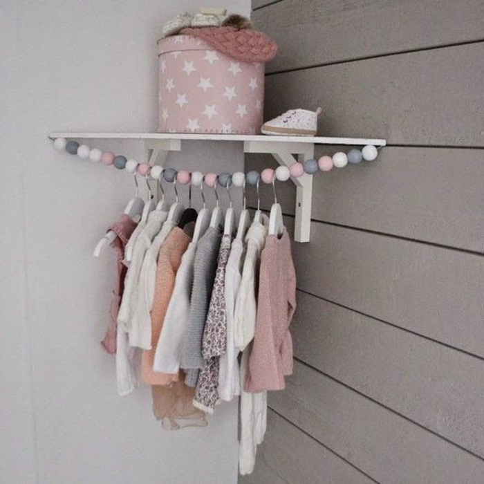 детска стая идея кутия розово със звезди висулка декорация за бебешки дрехи ъгъл за бебе стая