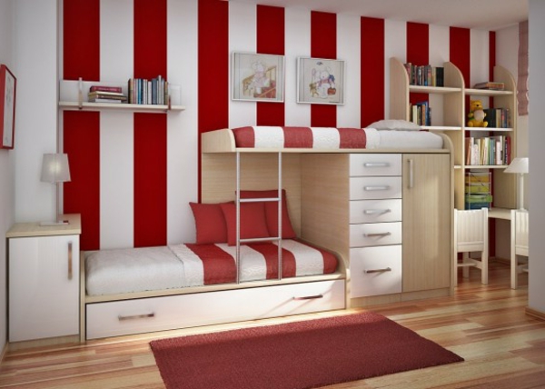 السجادة الحمراء والخطوط البيضاء والحمراء على الحائط والسرير العالي في غرفة الأطفال
