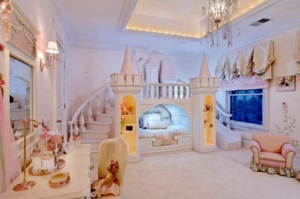 Cama alta con tobogán: parece el diseño de una habitación infantil blanca del castillo