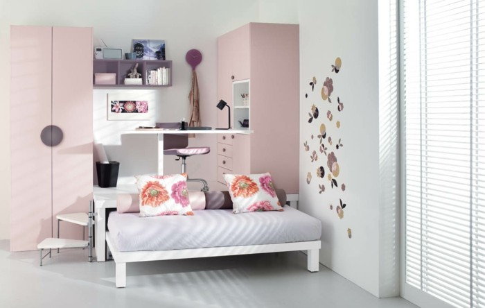 ясла-дизайн-розово-лилаво-срок на бюрото спрямо същия период на легло-тесен гардероб