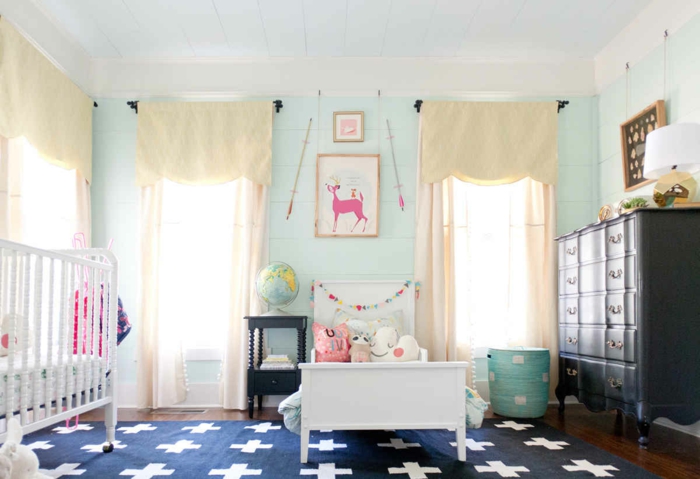 детска стая идея син килим бяло деко възглавница детско легло за детска стая килер завеса глобус