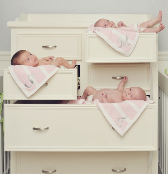три очарователни бебета в гардероба, спящи бебета