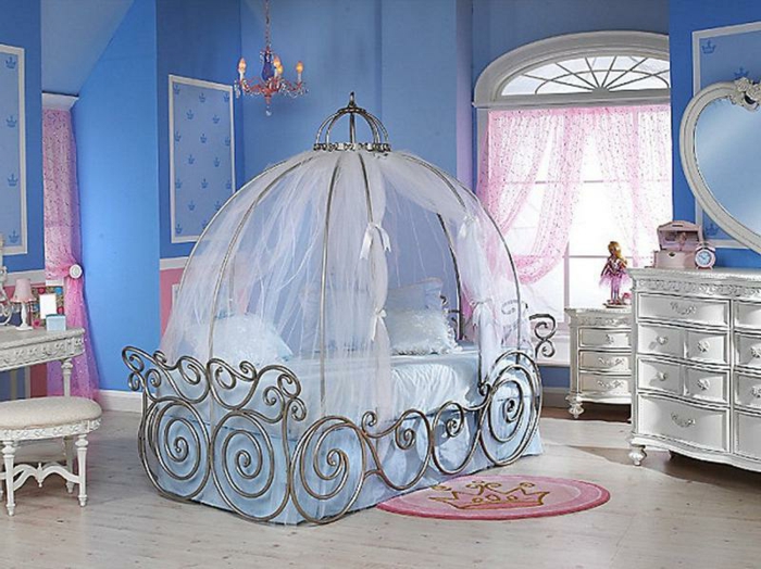 gyermekszobai szoba kék színekkel a lány ötleteiben, fehér szekrény fiókokkal ellátva