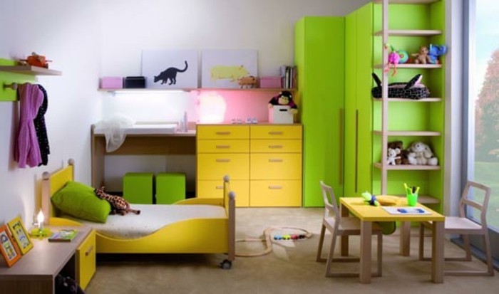 vrtić-ideje-zeleno-žuto-ormar-dresser-žuto-krevetna-kotači-drvo stol-drvena stolica