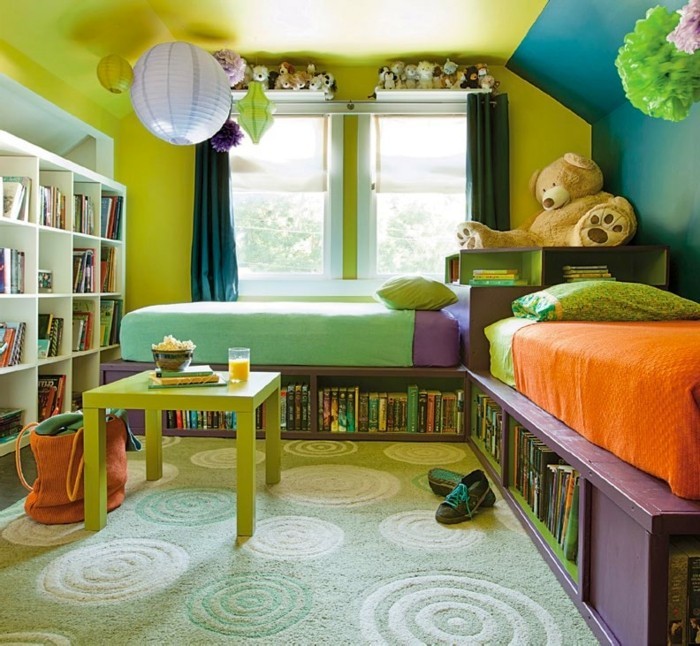 vrtić-ideje-zeleno-uzorak tepih-krevet-sa-kraljevski-kosim krovom-zeleno-zid plavo-zid-zeleni stola
