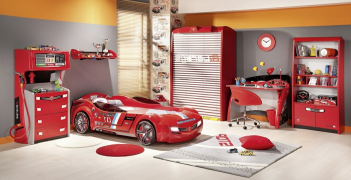 חדר שינה יפהפה בצורת מיטה אדומה במכונית בחדר של ריהוט אפור צעיר ואדום