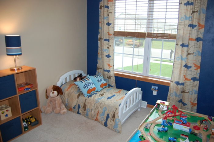 חדר ילדים יפה רעיונות וילונות חלון גדול עם מוטיב כחול כתום וצעצוע כלב בז '