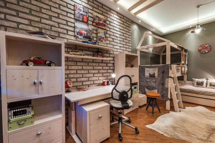 חדר ילדים עבור עיצוב דיסקרטי של ילד כמו הבית נראה המיטה עם מדרגות לחדר המשחקים