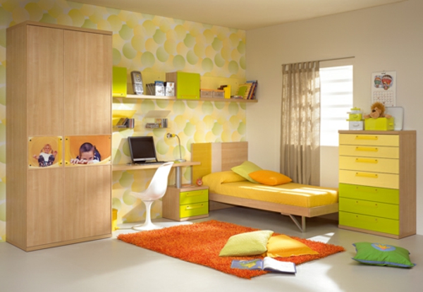 alfombra en colores anaranjados y coloridos en el cuarto de niños