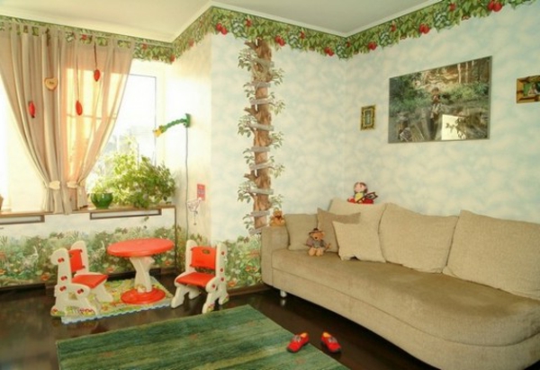 sofá grande y fondos de pantalla de colores en la habitación de los niños