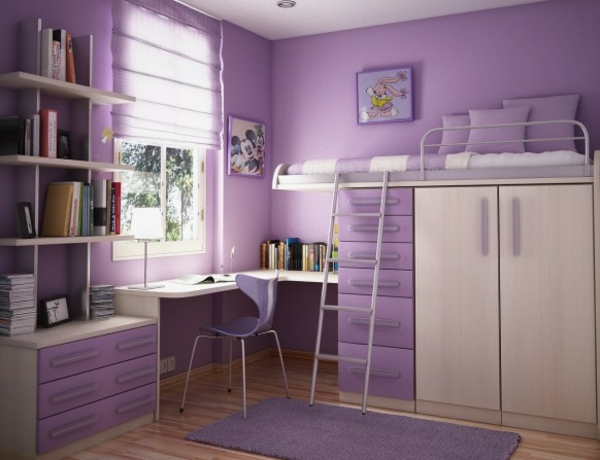 kirjoituspöytä ja korkea sänky lasten huoneeseen, jossa on violetti koristelu