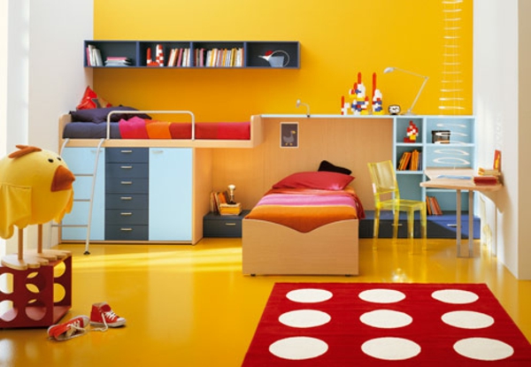 lasten huone, jossa on keltaiset seinät ja mielenkiintoiset kalusteet
