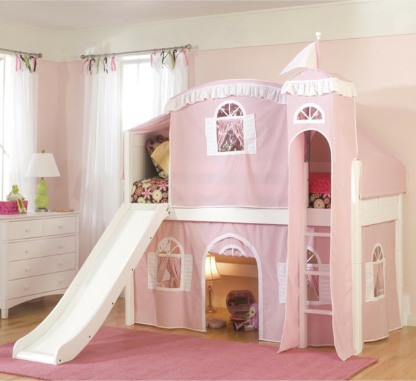 Habitación de niña con un diseño de cama alta con tobogán