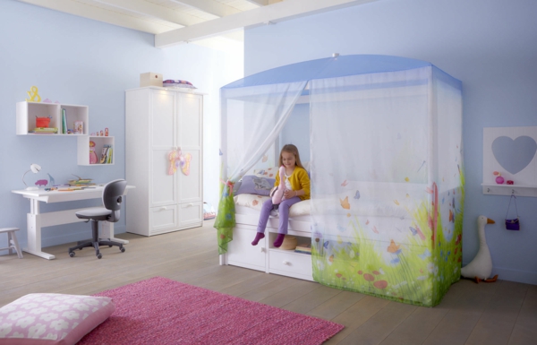 детска стая с легло с 4 колони - килим в розов цвят