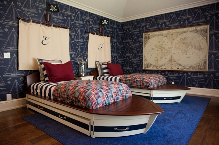 dva kreveta poput brodova s ​​jedrima nad njima s dječjim inicijalima - piratskim vrtićima
