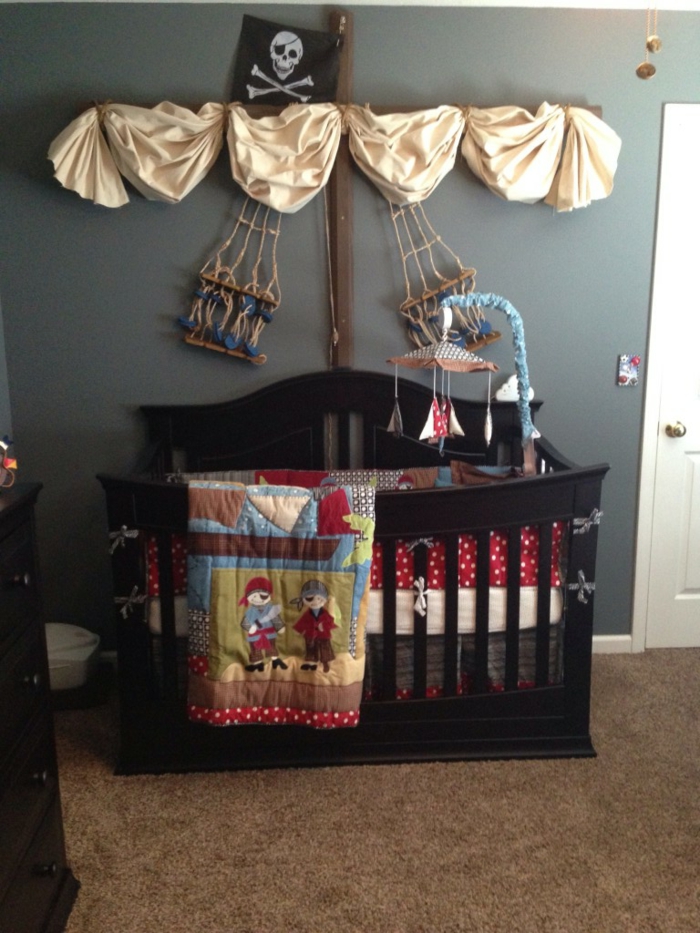 Pirate vauvan huone, jossa vauvansänky, kuten laiva, jossa purjehti kotona tehty mobiili