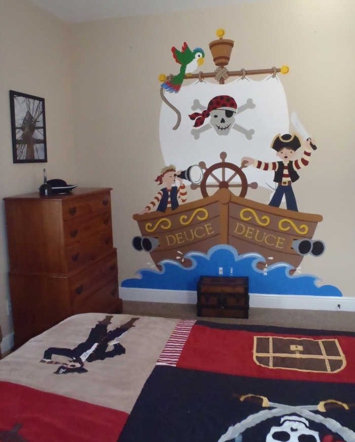 Pirate-seinätarra, jossa on alus veteen ja kaksi nuorta merirosvoa, jotka asuvat huoneeseen