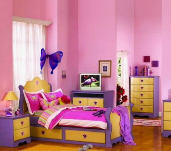 детска градина-примери-за-момичета-пурпурна пеперуда на стената