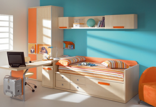 استخدم الأزرق والبرتقالي كالألوان لغرفة الأطفال
