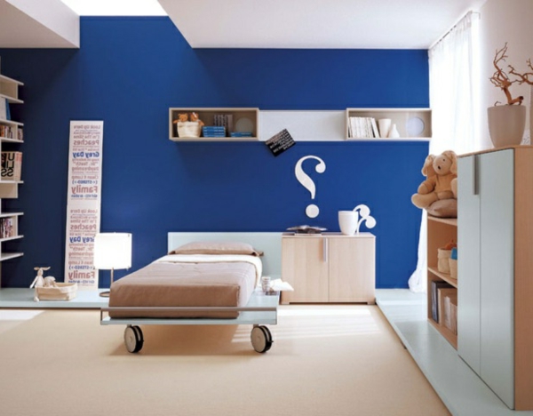 детска стая - боядисана в стена - тъмно синьо - тедника на дрешника