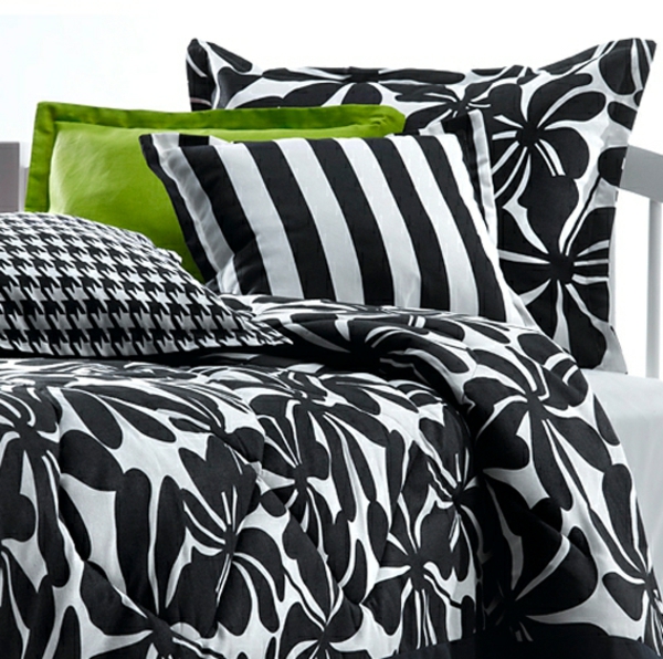 tyyny-on-bed-musta-valkoinen-vihreä-mielenkiintoinen muotoilu