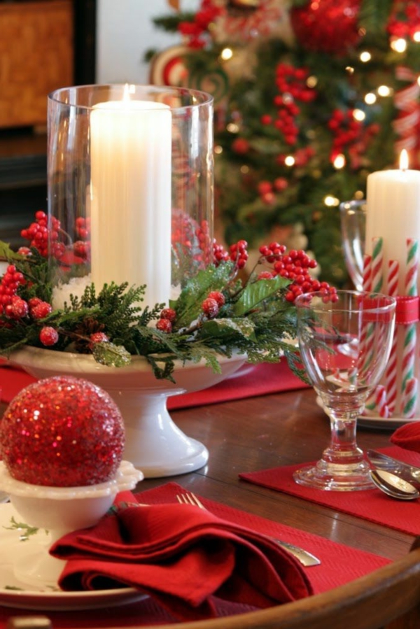 طاولة الزينة الكلاسيكية الديكور لعيد الميلاد، مع جميلة