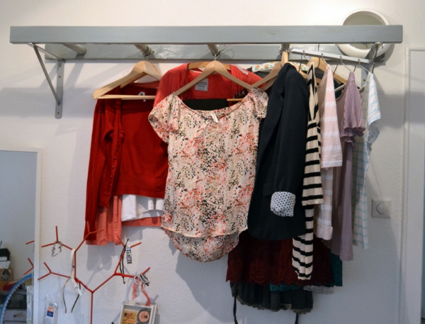 гардероб - самостоятелно изграждане на творчески идеи - висят много дрехи