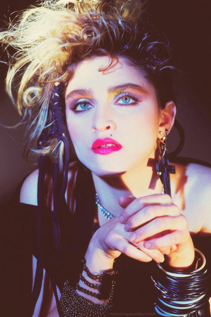 80-ih odjeća - Madonna u punk odijelu s crnom bezplatna bluza, puno narukvica i ogroman pribor