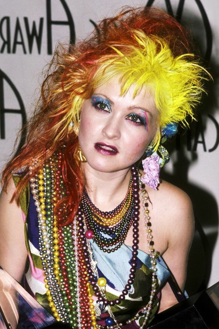 80-те години на миналия век - жълта коса, оранжева коса, многоцветни огърлици, неонови грим, без презрамки