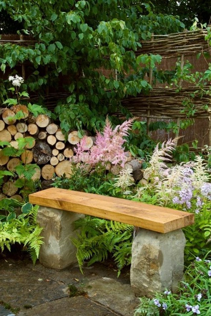 Jardín pequeño banco de madera con piedra de fundación