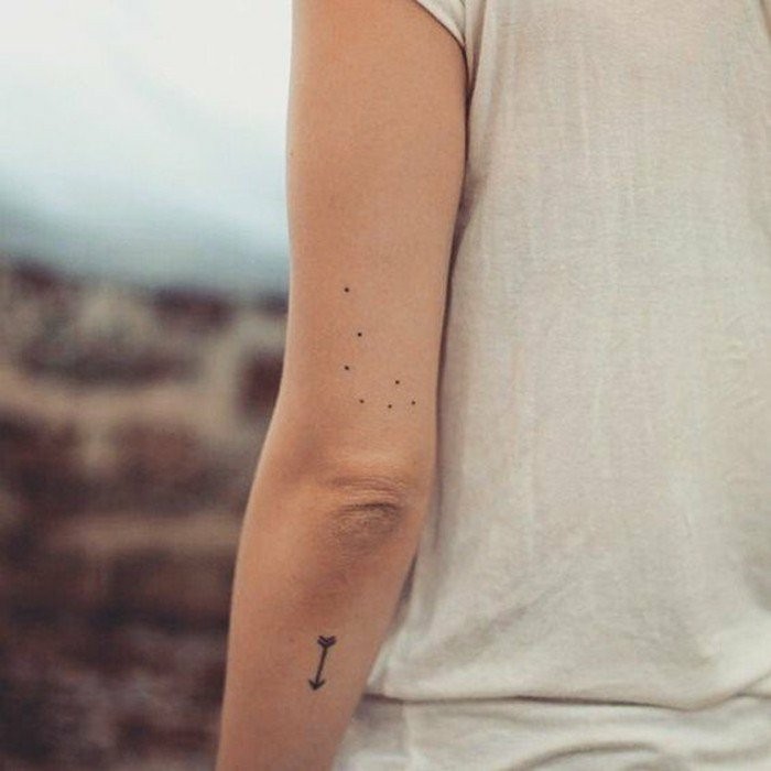 Pienten Men tatuointeja nuolia on-the-arm