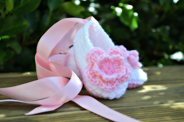 zapatillas de ballet de pequeña Crochet con-rosa-flores-